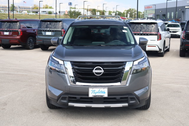 Used 2025 Nissan Pathfinder SL w/ SL Premium Package AWD/4WD image 3