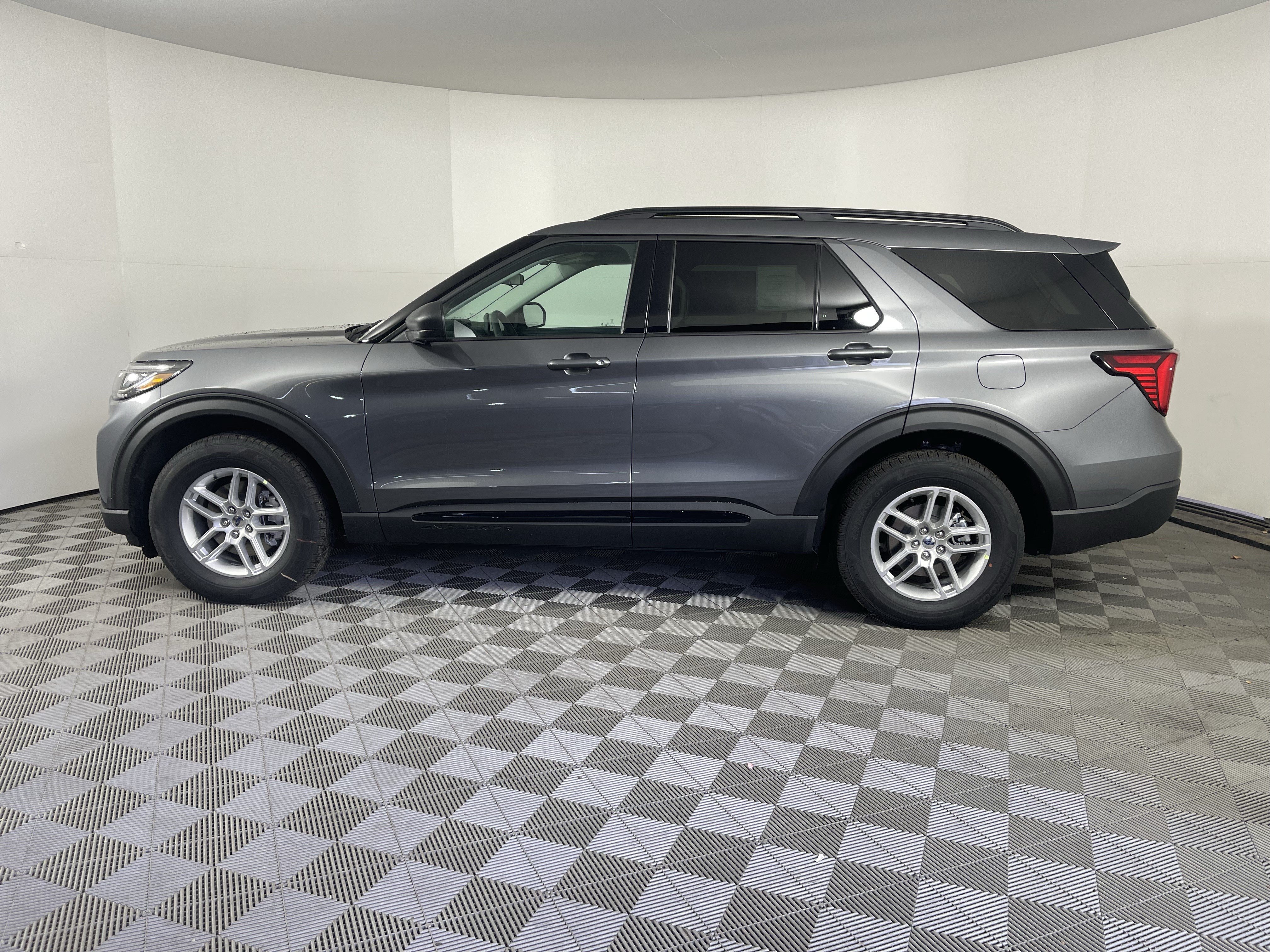 New 2026 Ford Explorer Active AWD/4WD image 2