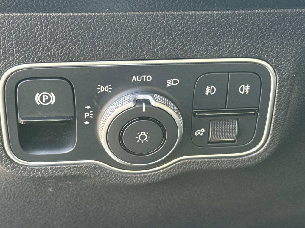 Used 2025 Mercedes-Benz GLB 250 image 21