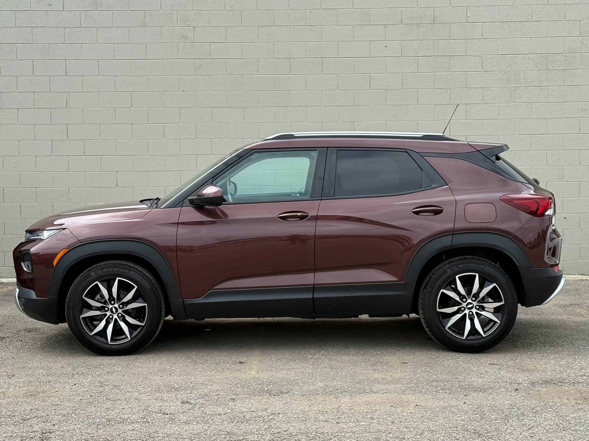 Used 2022 Chevrolet TrailBlazer LT FWD image 2