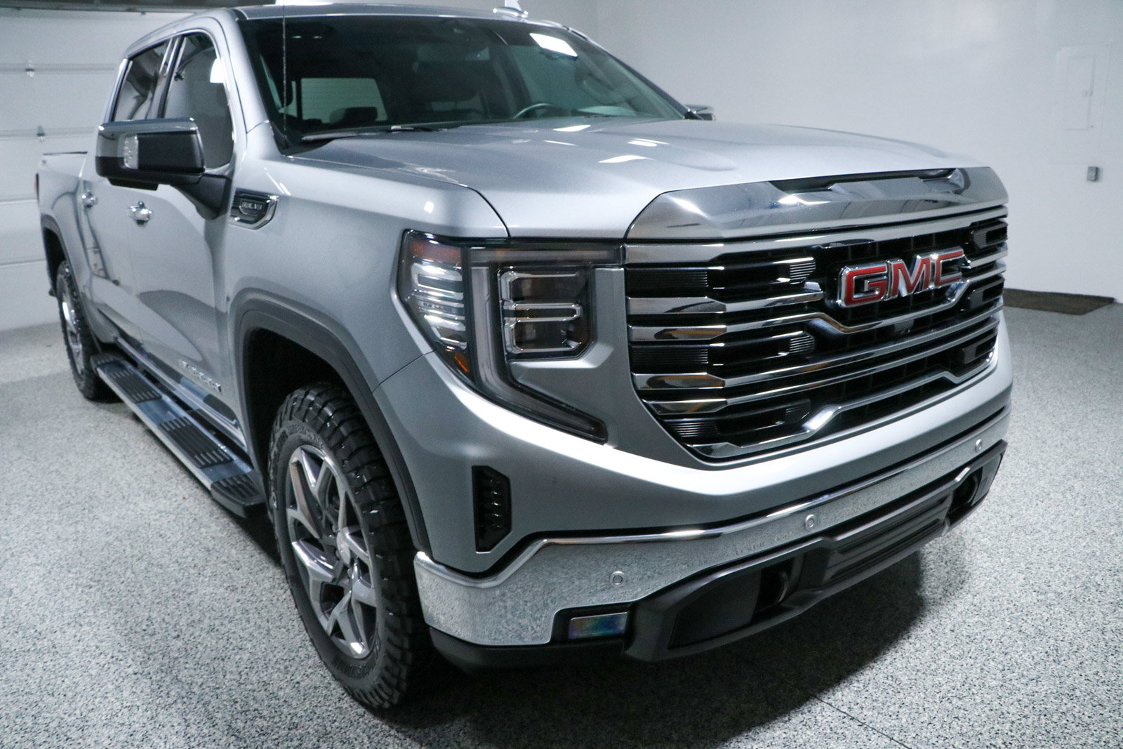 Used 2024 GMC Sierra 1500 SLT w/ SLT Premium Plus Package AWD/4WD image 5