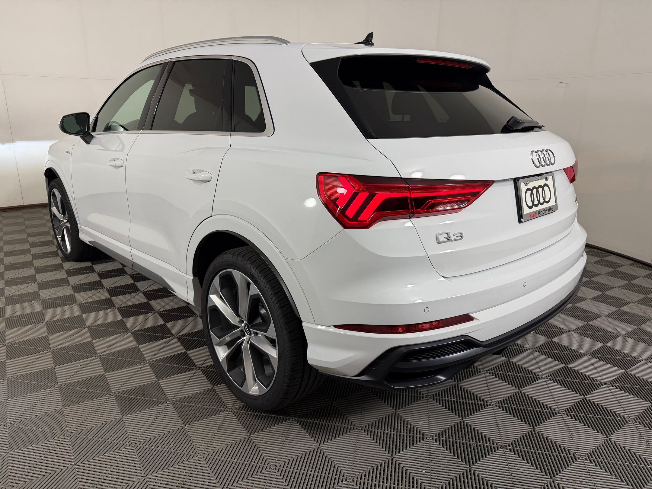 Used 2020 Audi Q3 2.0T Premium Plus AWD/4WD image 3