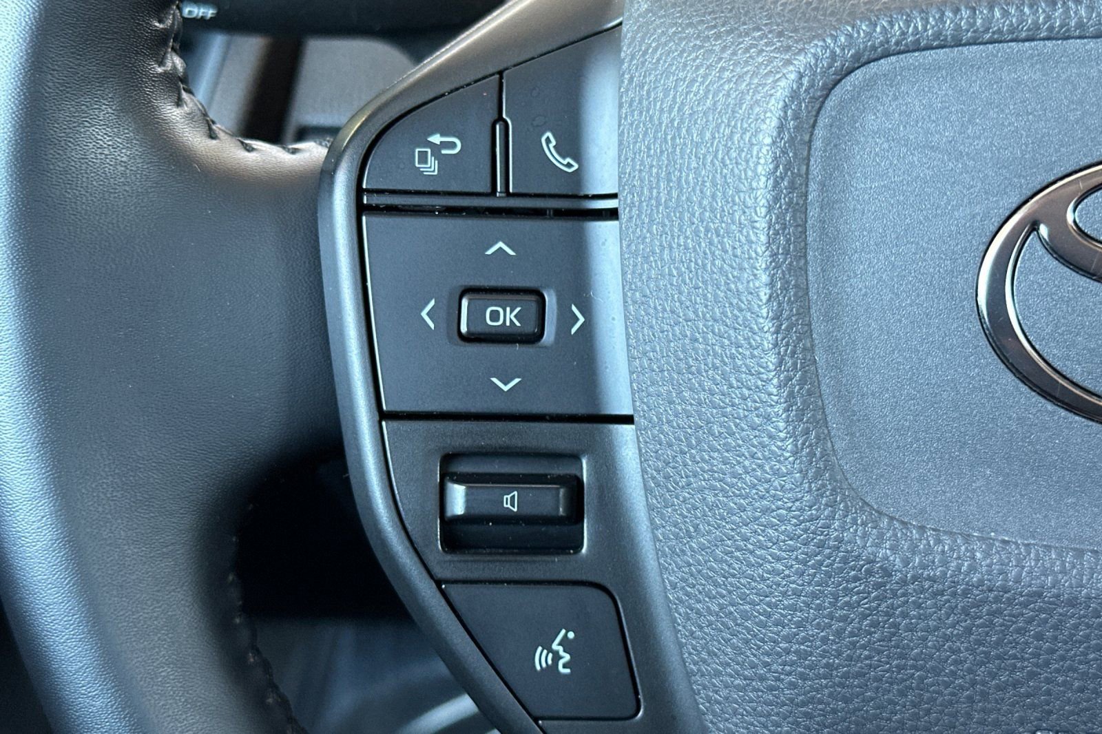 Used 2023 Toyota Prius LE image 27