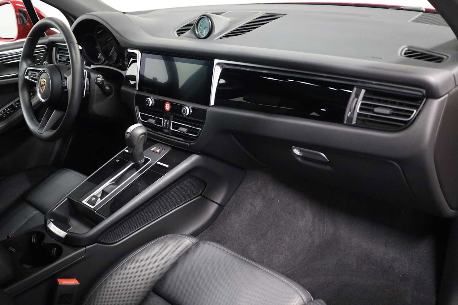 Certified 2025 Porsche Macan image 6