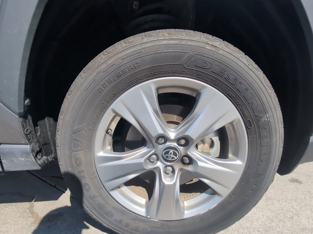 Used 2025 Toyota RAV4 XLE AWD/4WD image 28