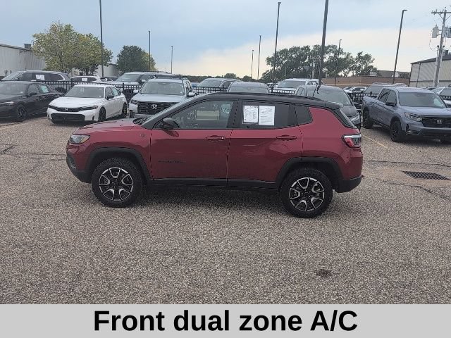 Used 2025 Jeep Compass Trailhawk AWD/4WD image 3