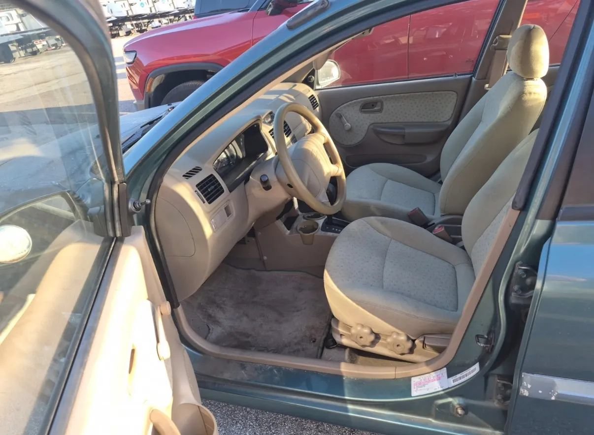 Used 2003 Kia Rio Sedan FWD image 2