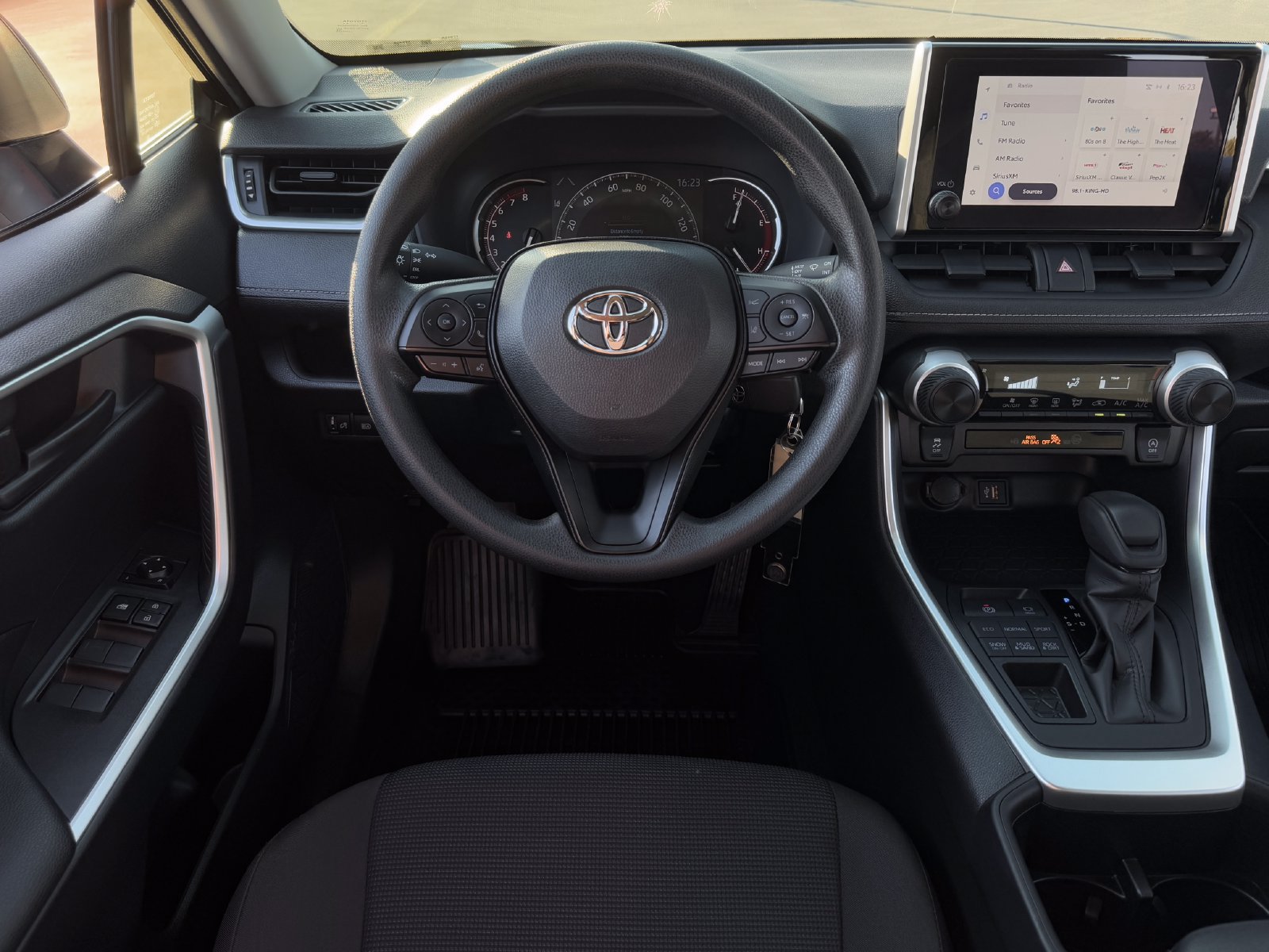 Used 2025 Toyota RAV4 LE AWD/4WD image 11