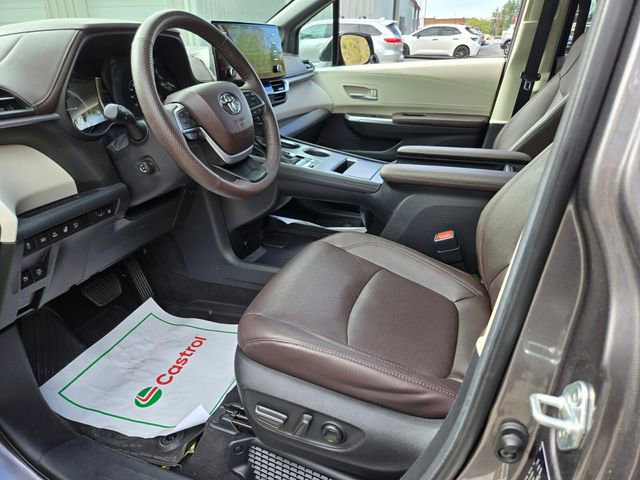 Used 2023 Toyota Sienna Platinum FWD image 11