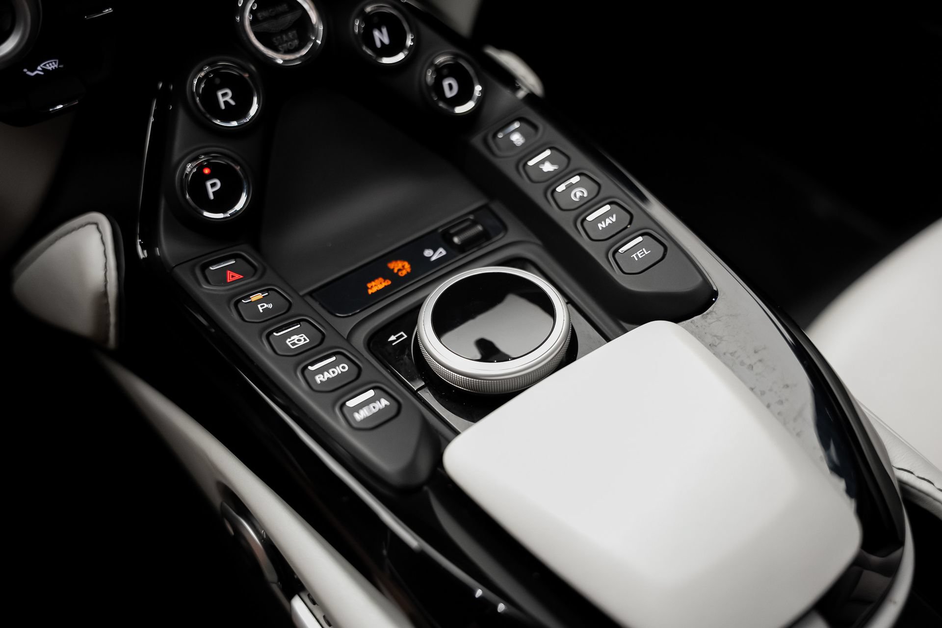 Used 2023 Aston Martin V8 Vantage Coupe RWD image 50