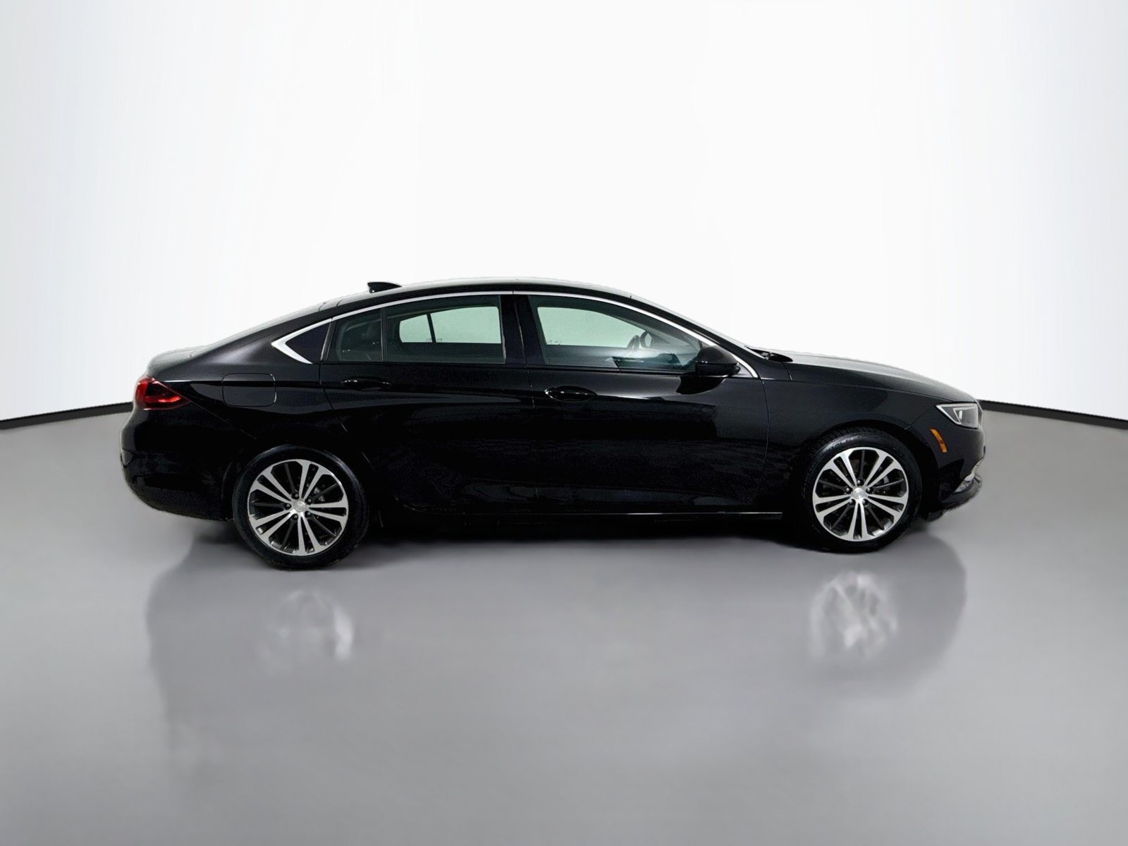 Used 2018 Buick Regal Essence w/ Sights and Sounds Package AWD/4WD image 8