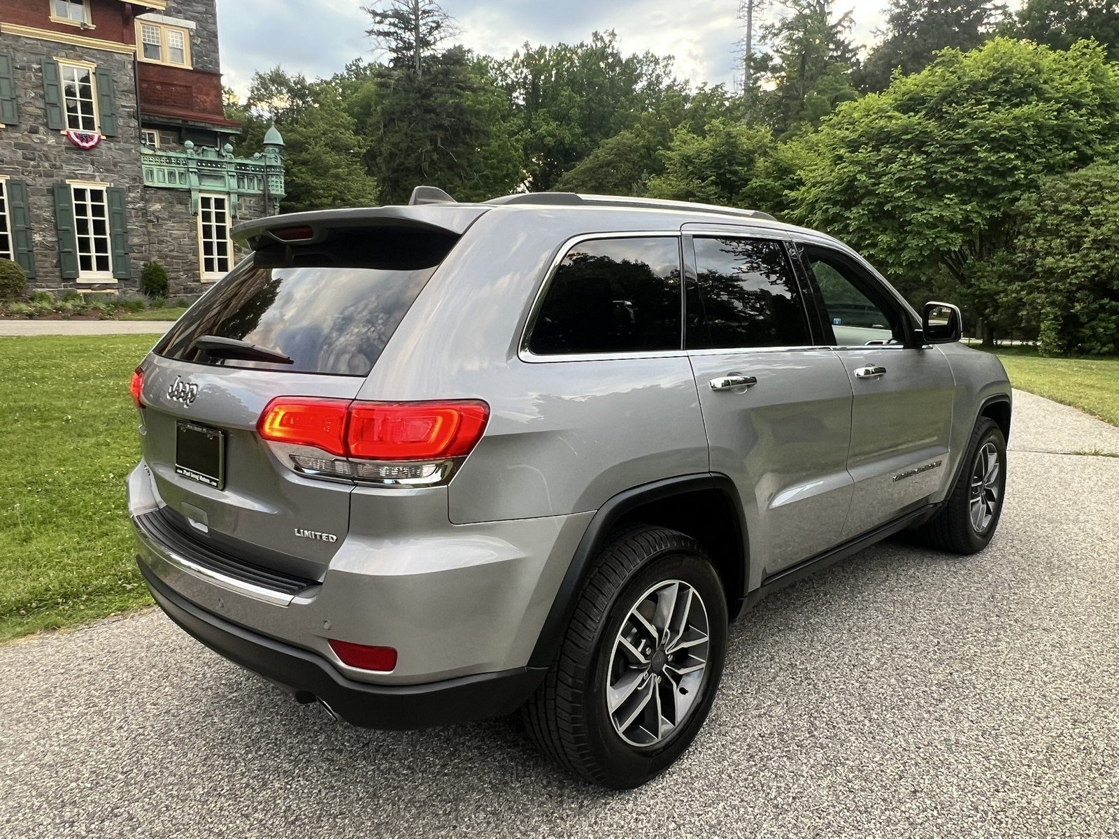 Used 2019 Jeep Grand Cherokee Limited w/ Luxury Group II AWD/4WD image 10