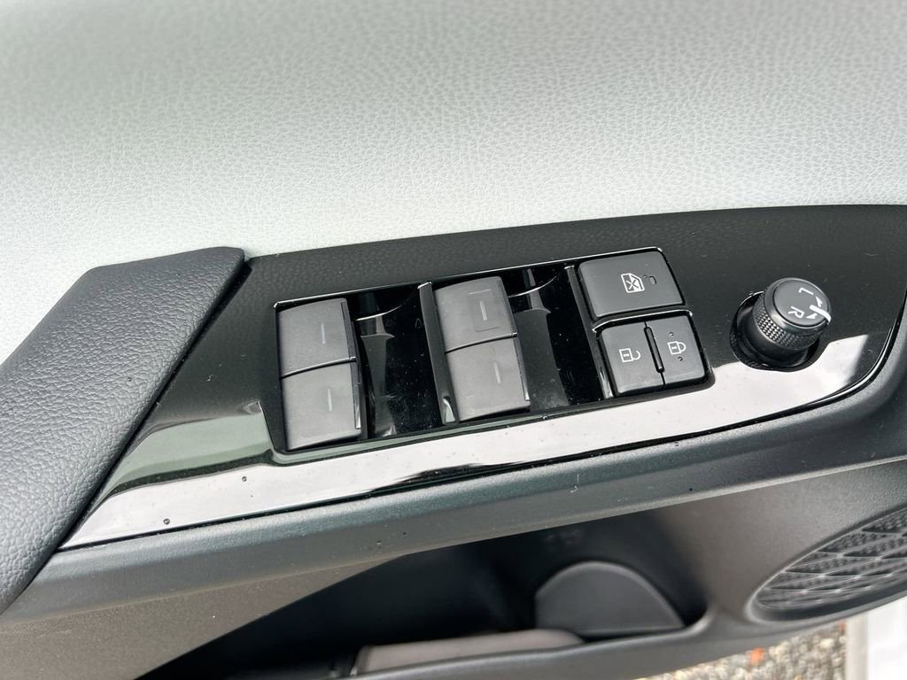 Used 2020 Toyota Prius XLE image 22