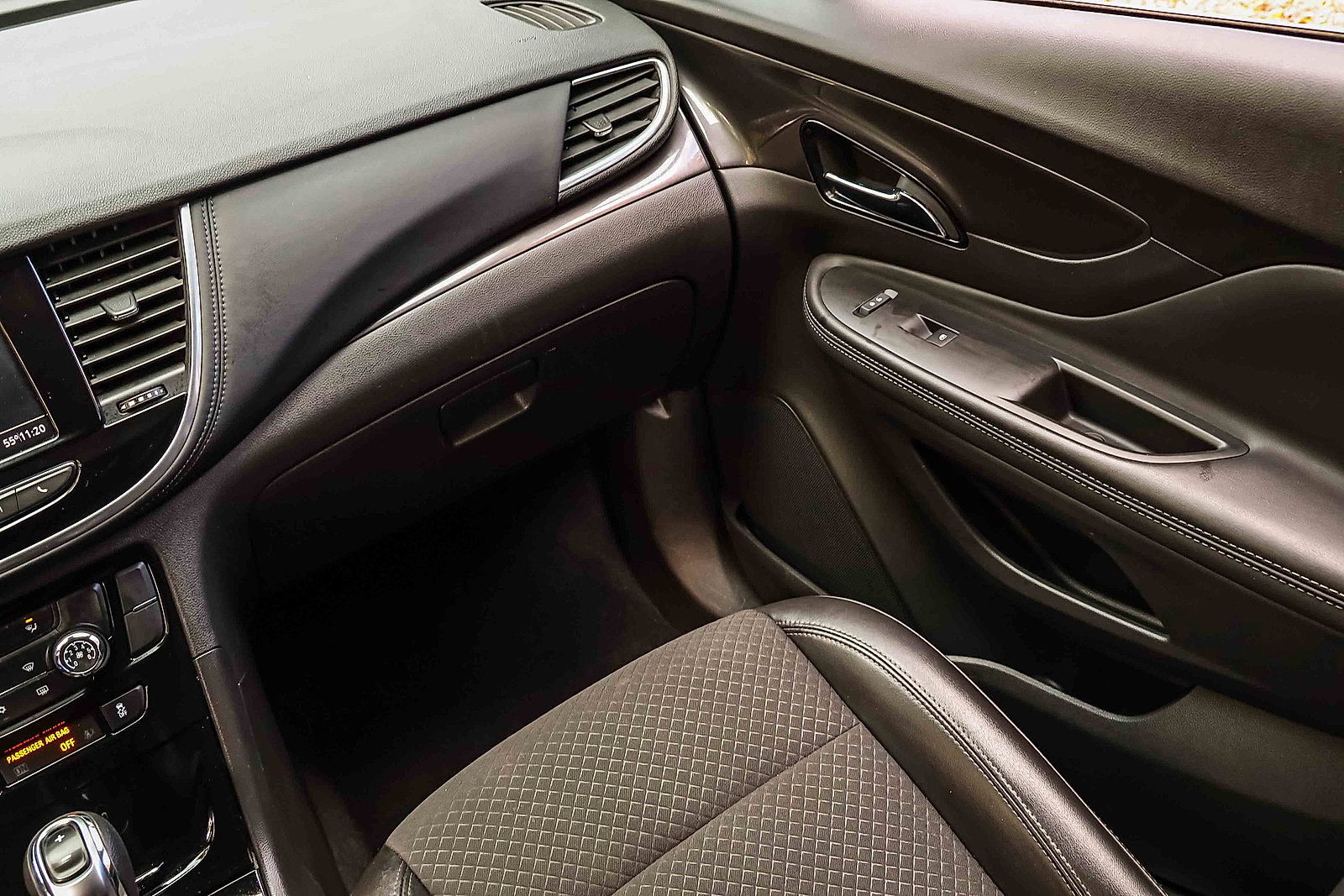 Used 2022 Buick Encore Preferred image 18