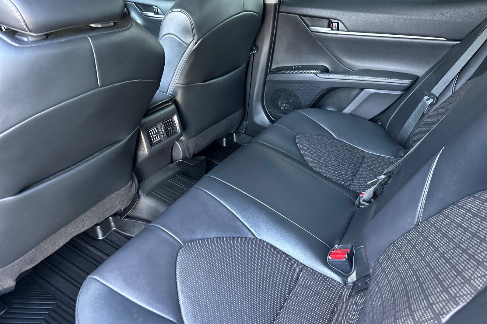 Used 2022 Toyota Camry XSE FWD image 9