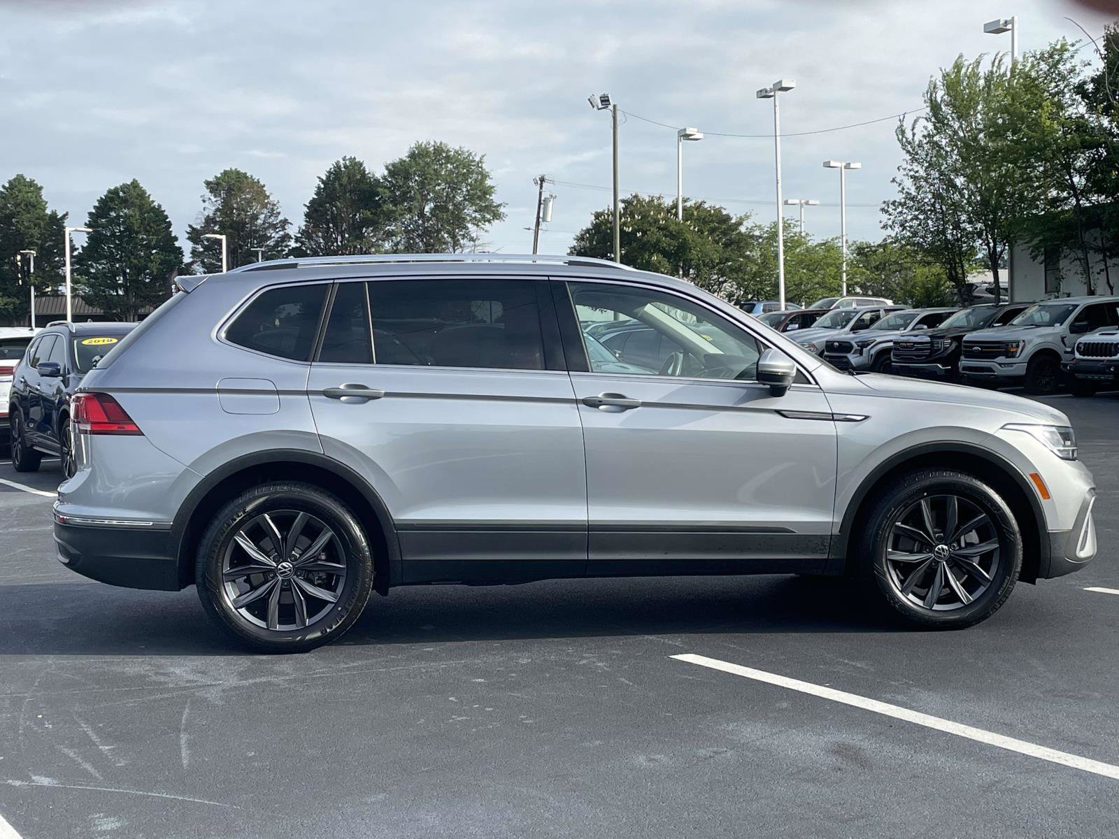 Certified 2023 Volkswagen Tiguan SE w/ Panoramic Sunroof Package FWD image 8