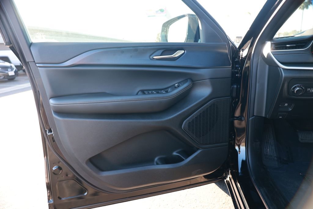 New 2025 Jeep Grand Cherokee Altitude image 11