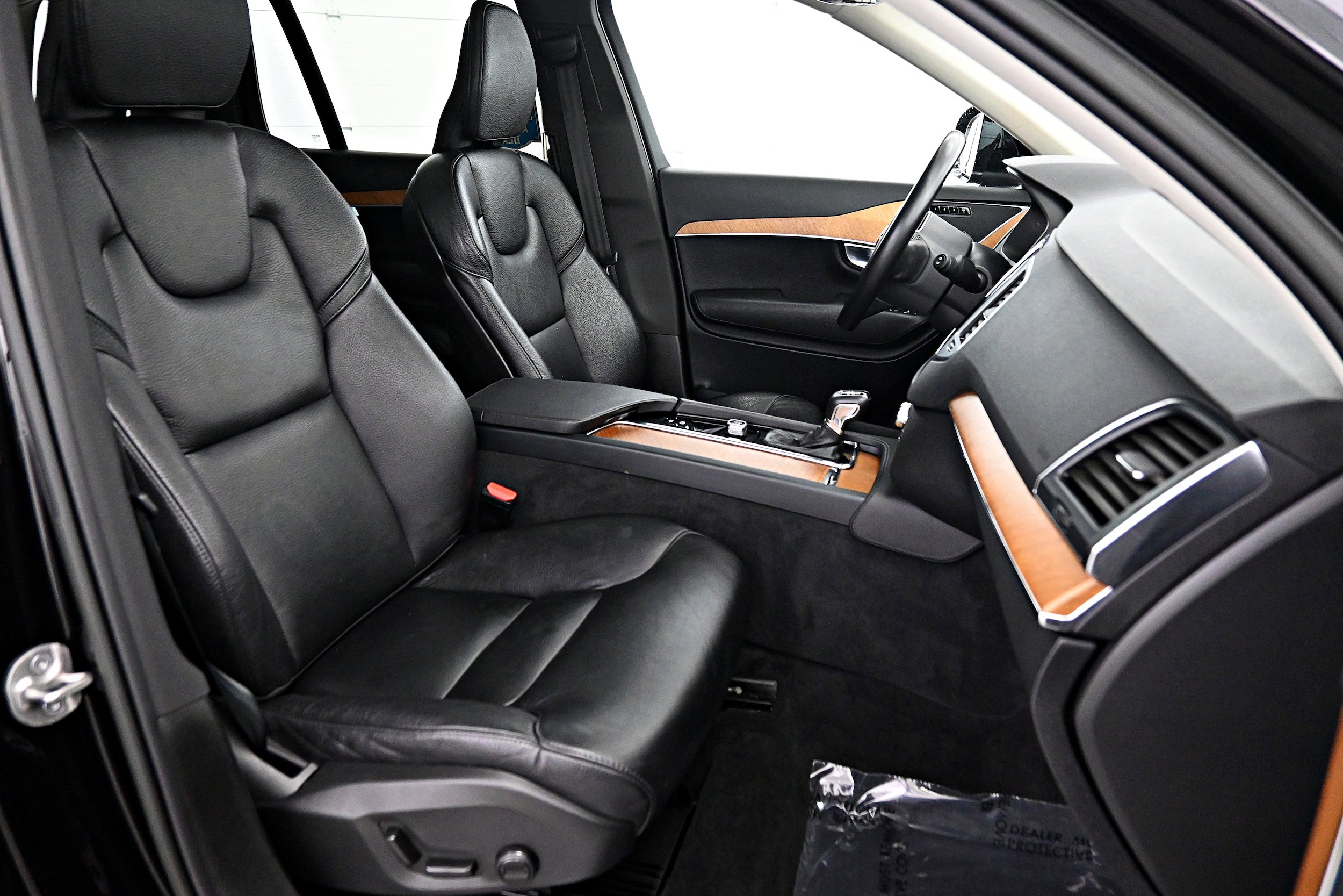 Used 2022 Volvo XC90 T6 Momentum w/ Climate Package image 18