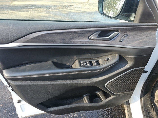 Used 2022 Jeep Grand Cherokee L Limited w/ Luxury Tech Group II image 20