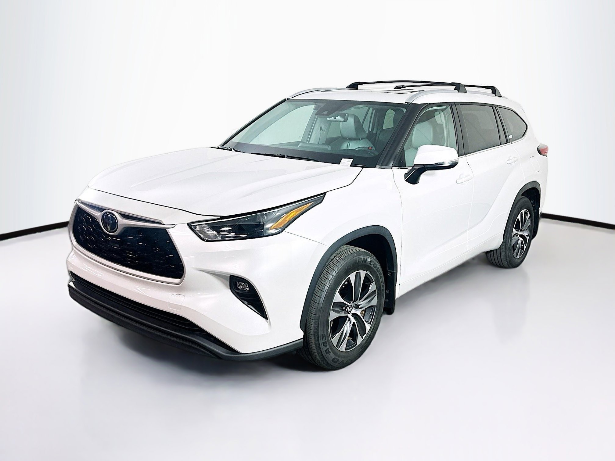 Used 2022 Toyota Highlander XLE image 3