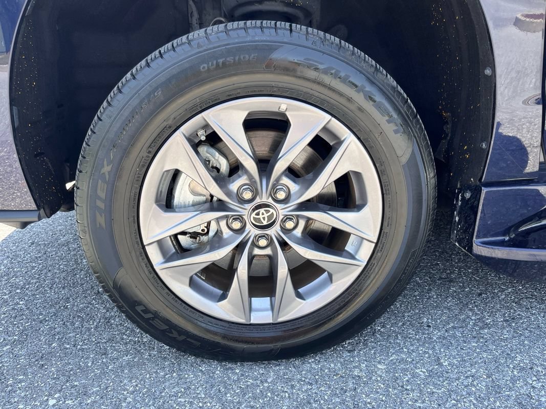 Used 2021 Toyota Sienna XLE w/ XLE Plus Package FWD image 22