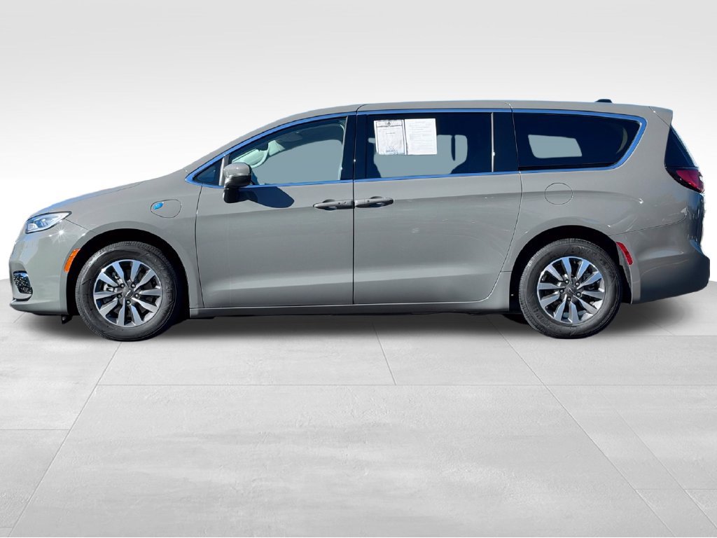 Used 2023 Chrysler Pacifica Touring-L FWD image 4