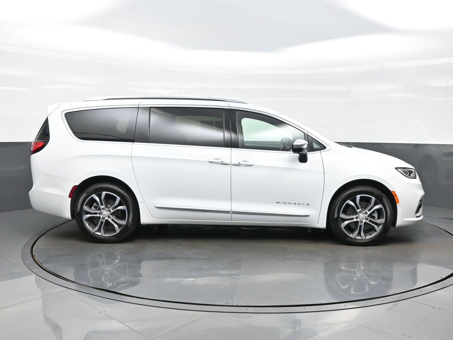 Used 2026 Chrysler Pacifica Pinnacle AWD/4WD image 10