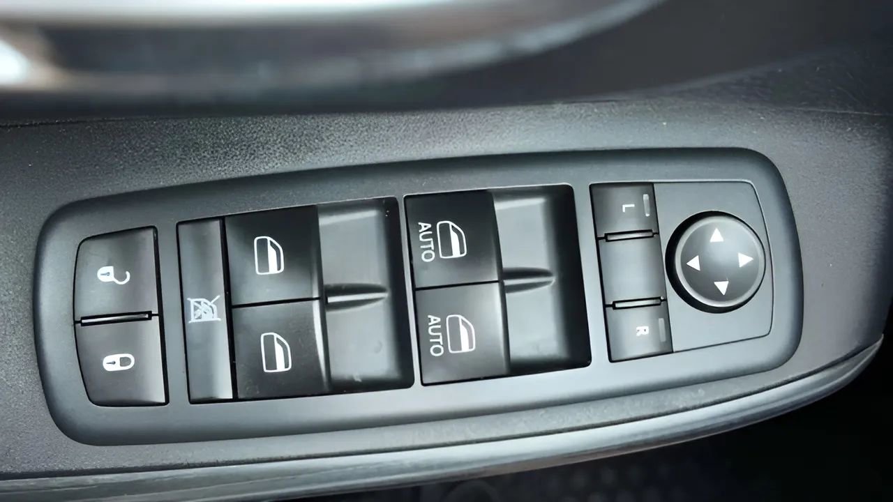 Used 2017 Jeep Cherokee Latitude w/ Cold Weather Group image 23