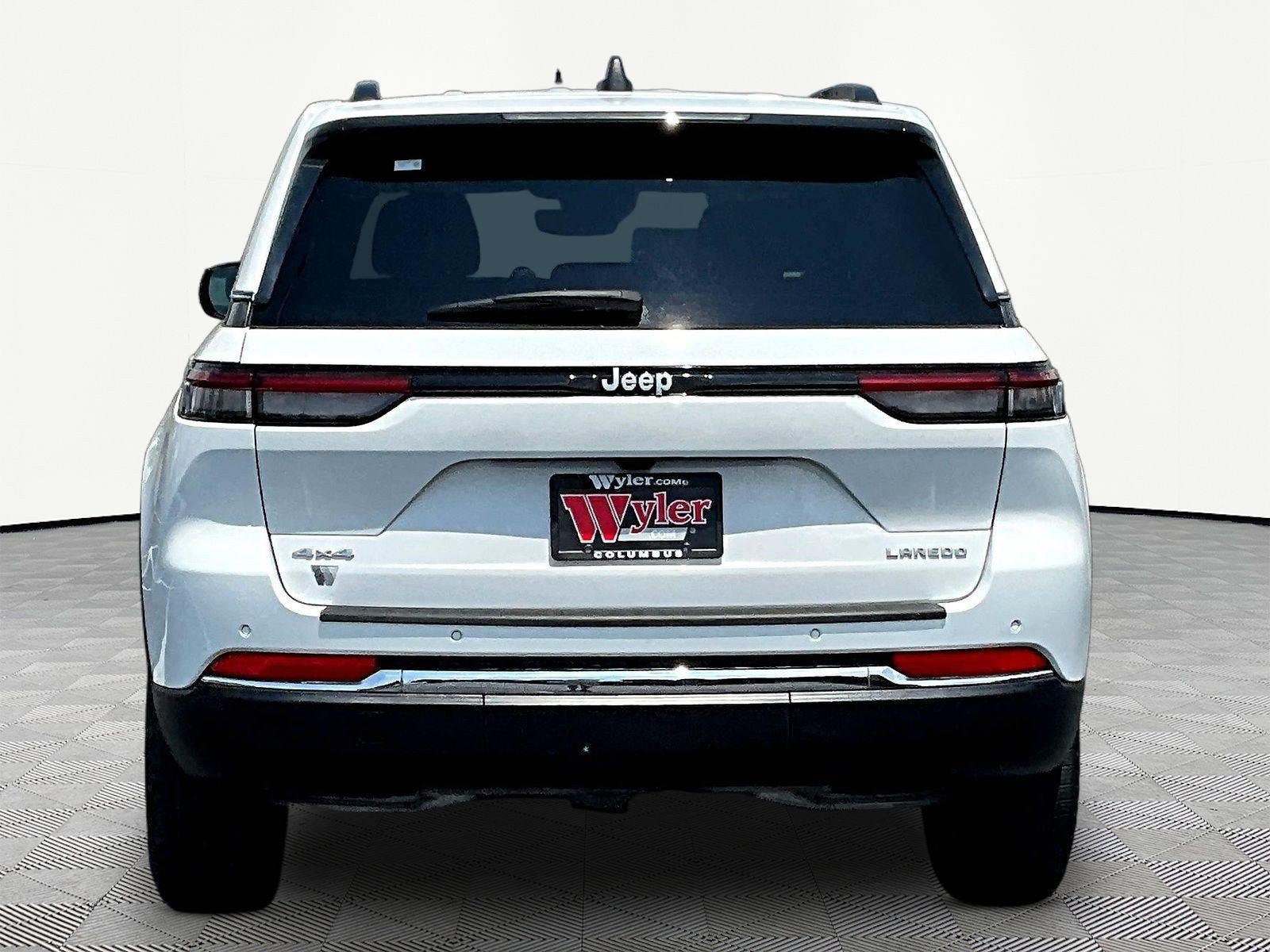 Used 2024 Jeep Grand Cherokee Laredo AWD/4WD image 5