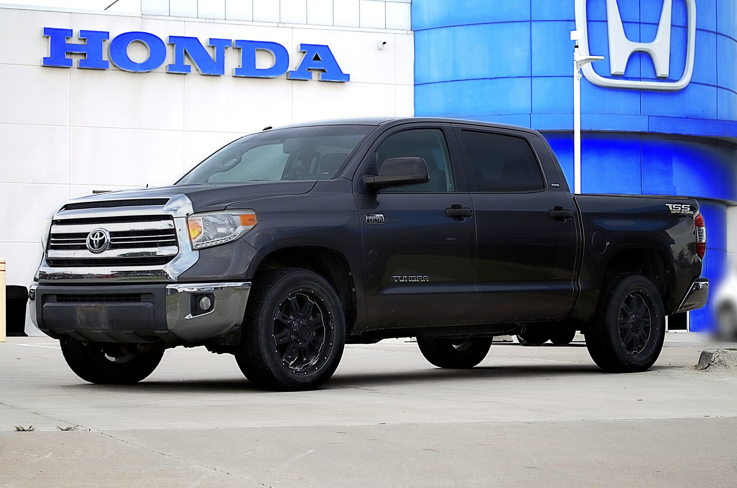 Used 2016 Toyota Tundra SR5 w/ SR5 Upgrade Package