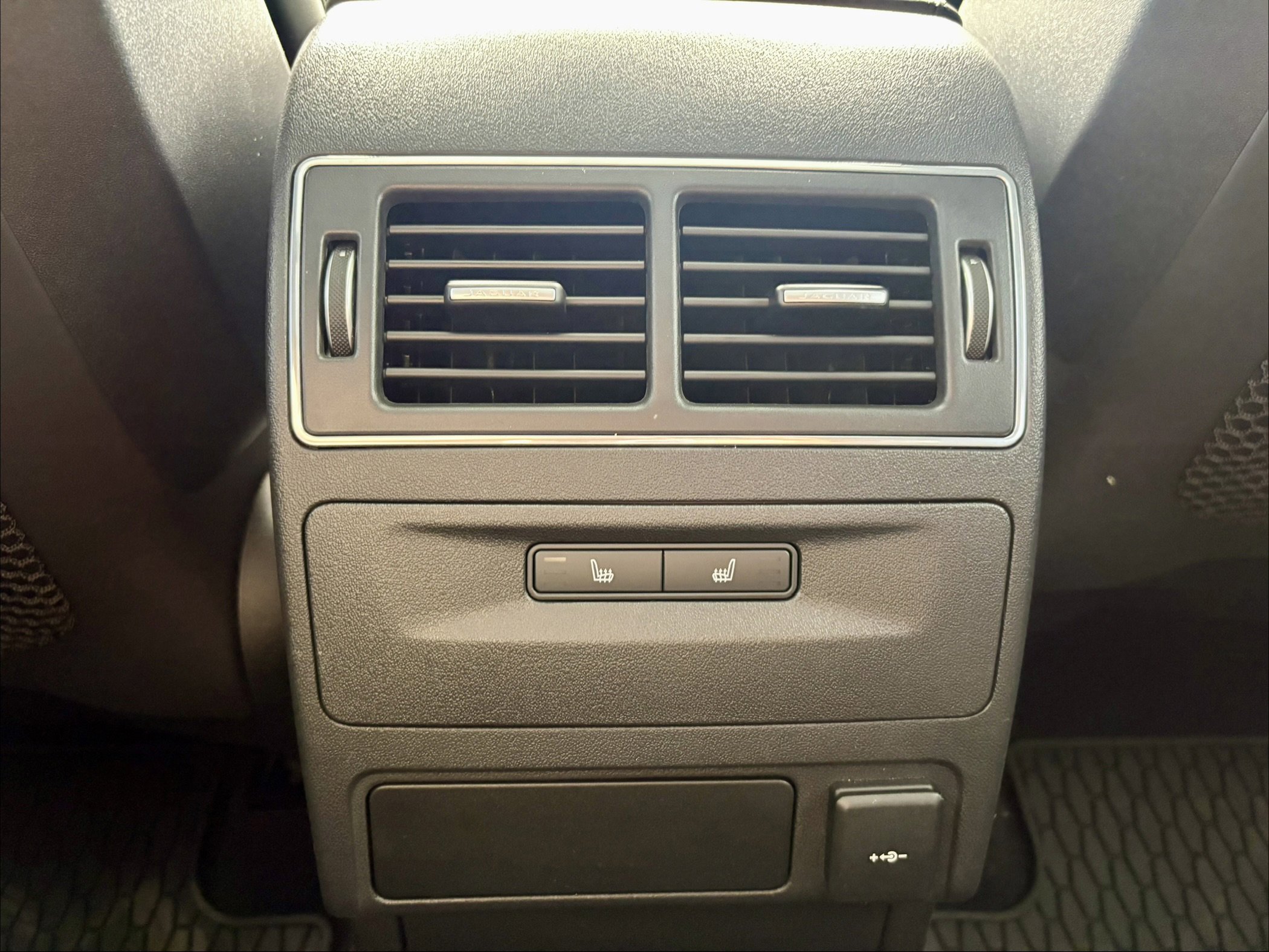 Used 2022 Jaguar F-PACE SVR image 22