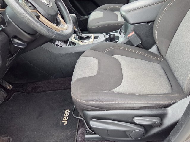 Used 2018 Jeep Cherokee Latitude FWD image 15