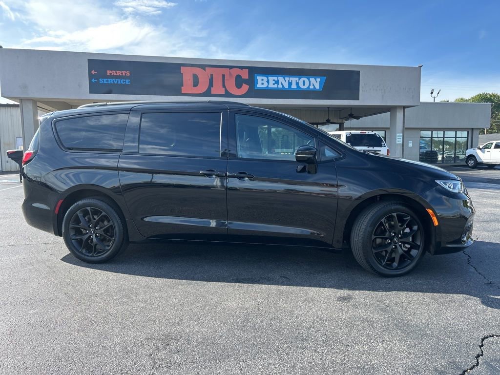Used 2024 Chrysler Pacifica Touring-L w/ Uconnect Theater Family Group image 42