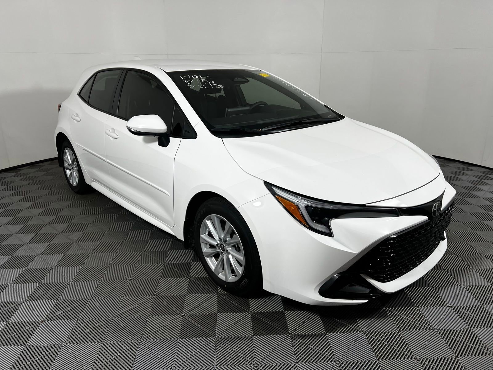 Certified 2025 Toyota Corolla SE w/ SE Package image 3