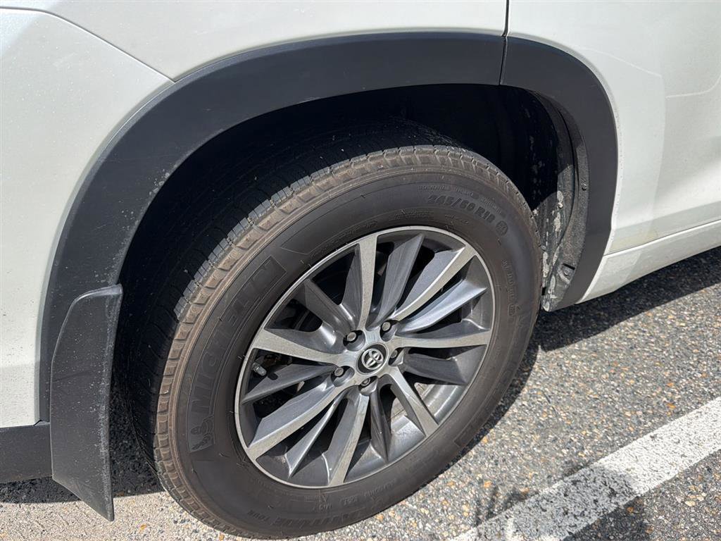 Used 2017 Toyota Highlander SE AWD/4WD image 4