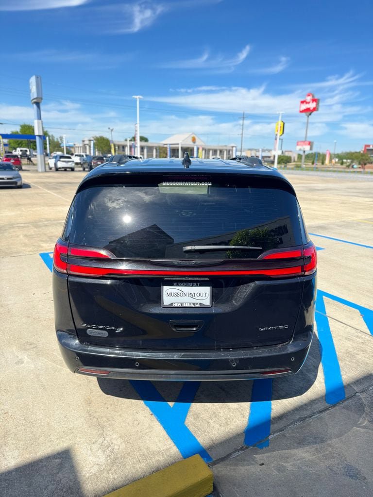 Used 2025 Chrysler Pacifica Limited image 6