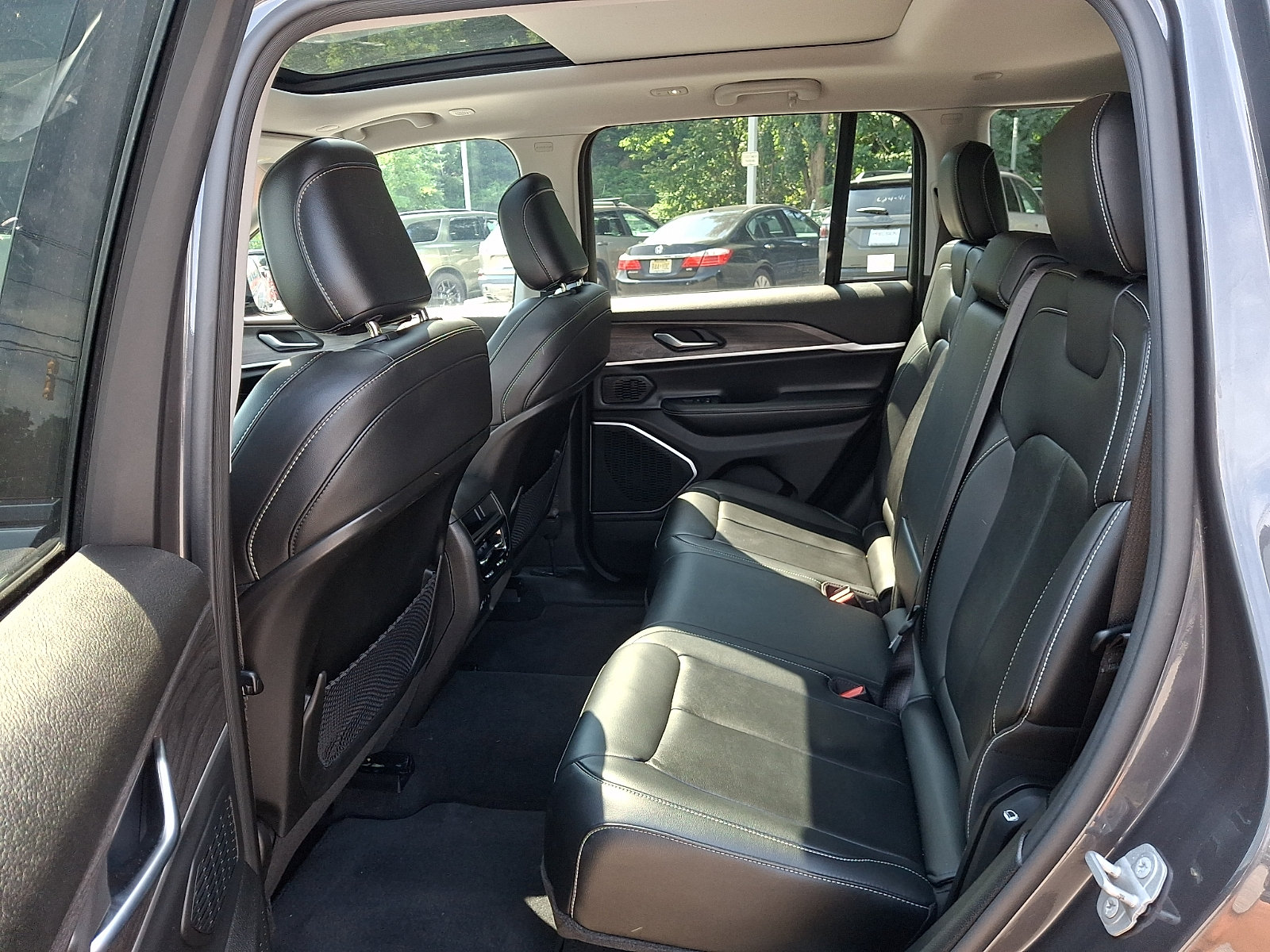 Used 2022 Jeep Grand Cherokee Limited AWD/4WD image 11