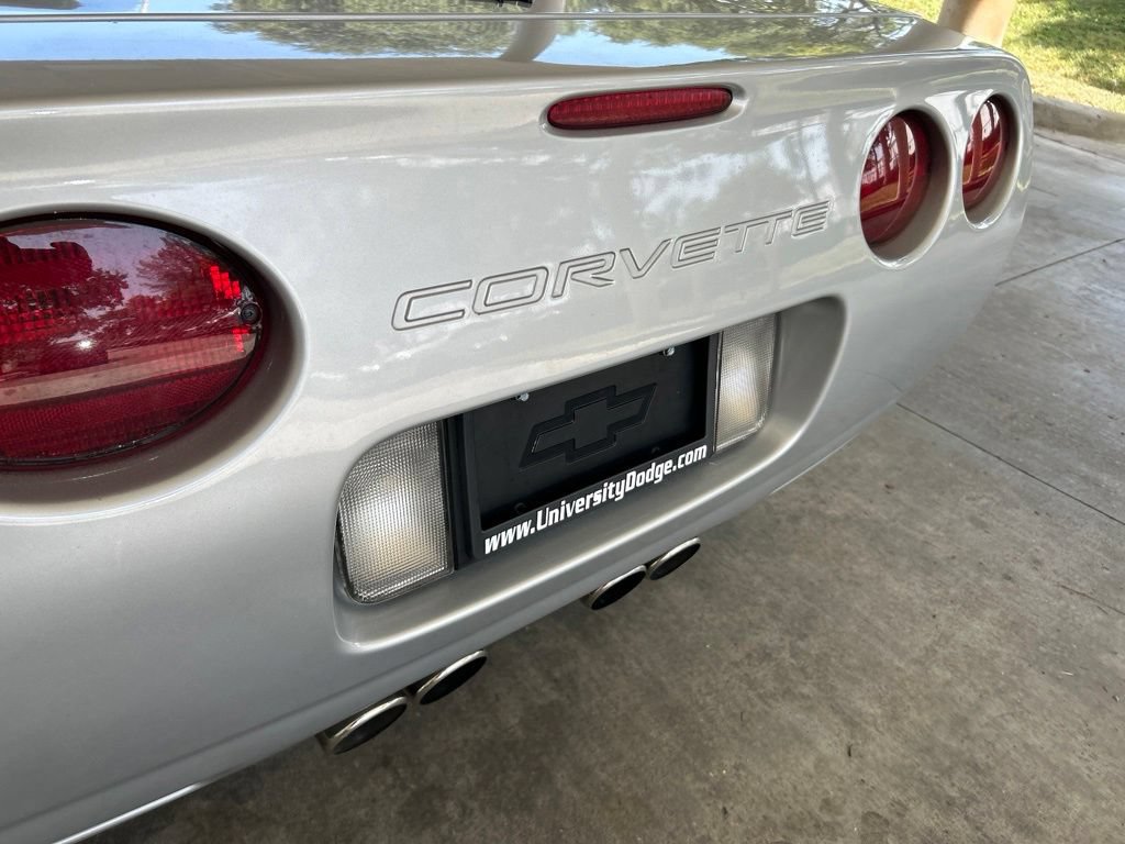 Used 2000 Chevrolet Corvette Coupe w/ Roof Pkg RWD image 17