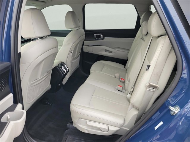 Used 2025 Kia Sorento S image 10