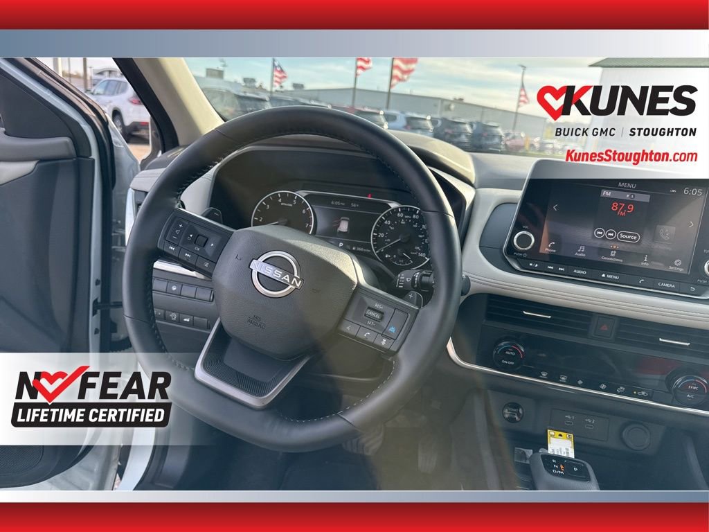 Used 2025 Nissan Rogue SV image 44