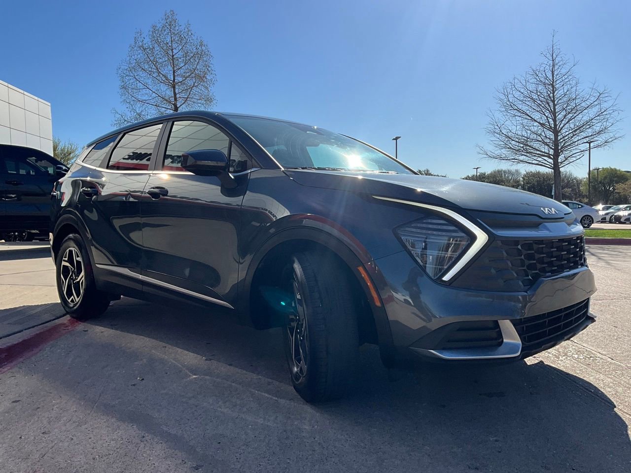 Used 2025 Kia Sportage LX image 4