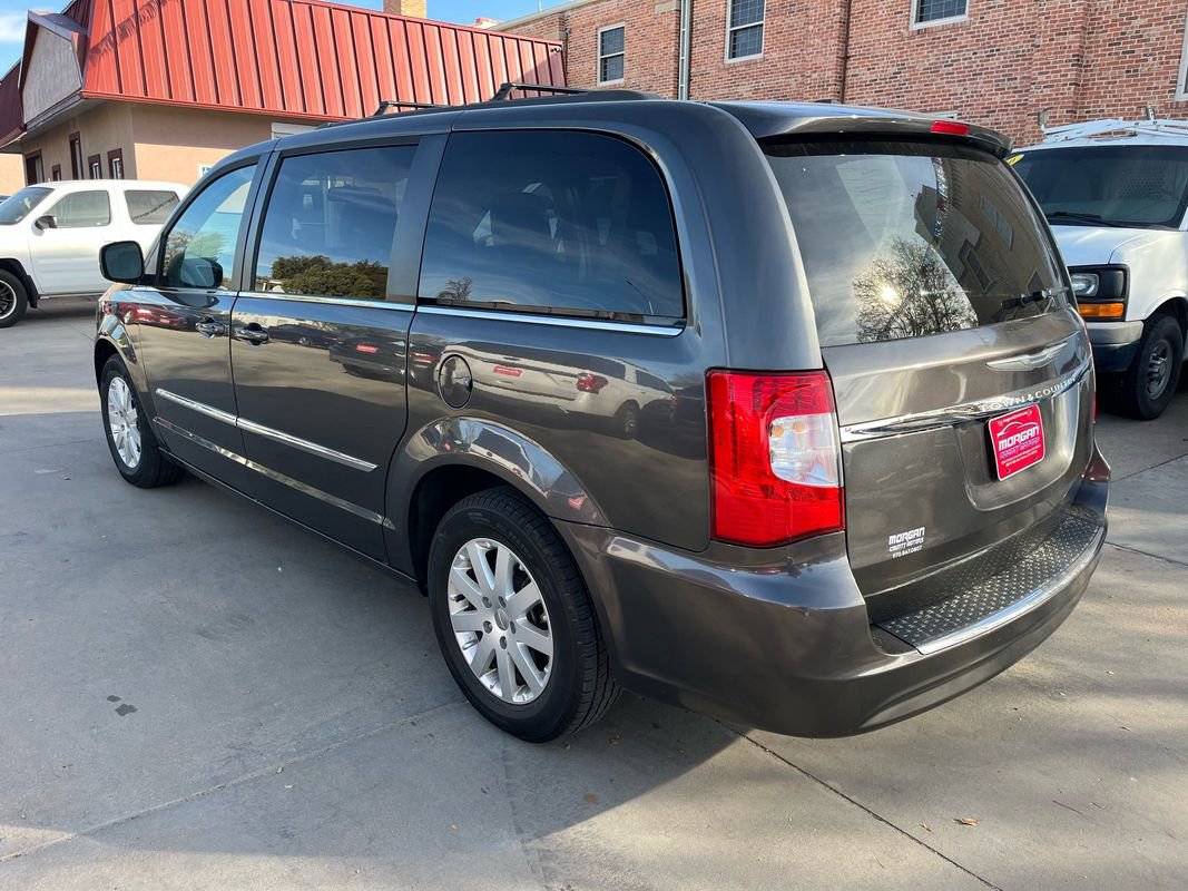 Used 2016 Chrysler Town & Country Touring image 5