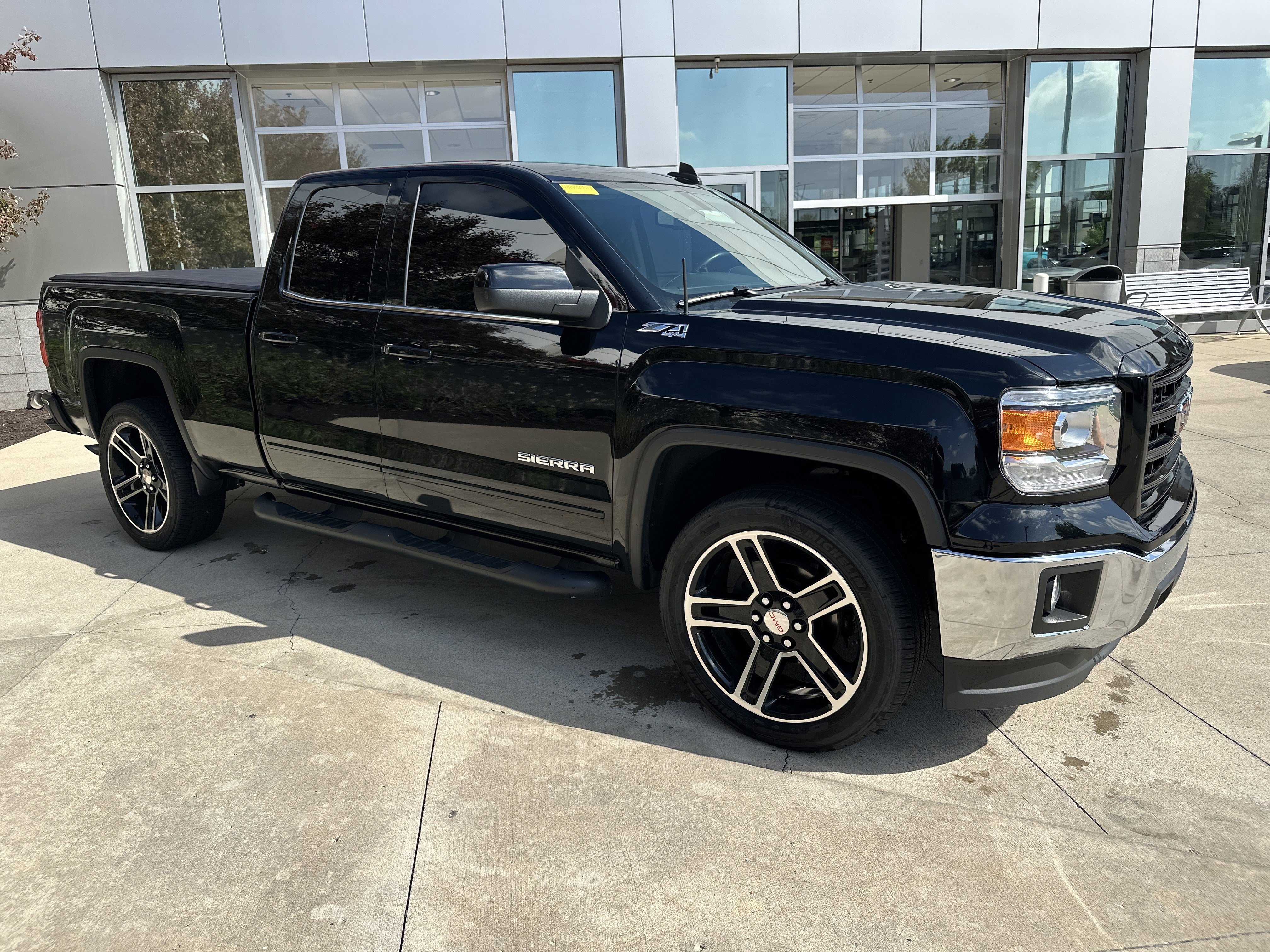 Used 2015 GMC Sierra 1500 SLE w/ Carbon-22 Edition image 2