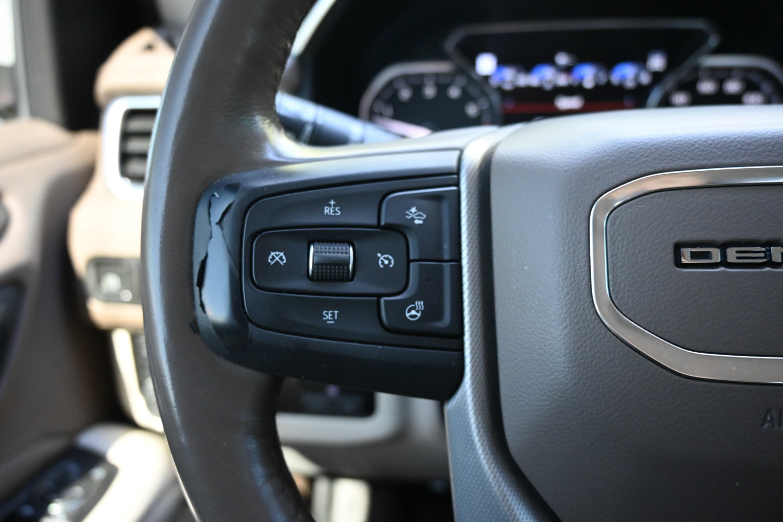 Used 2021 GMC Yukon XL Denali w/ Denali Premium Package AWD/4WD image 17