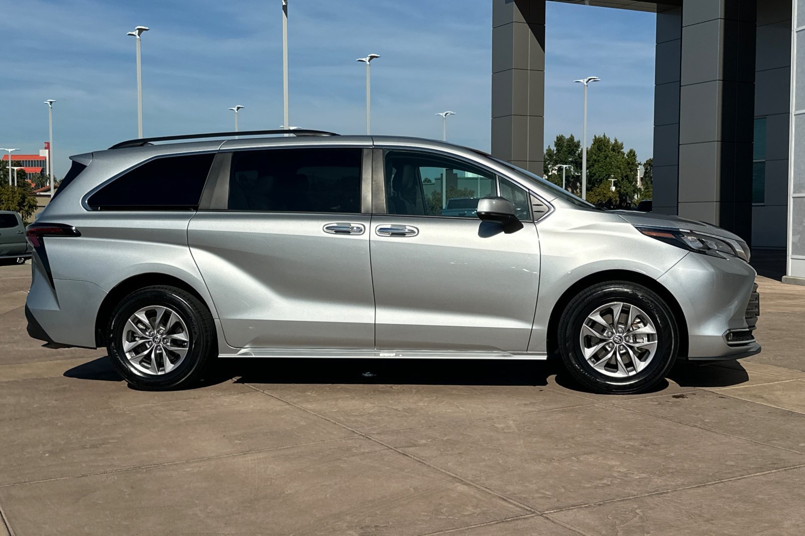 Used 2024 Toyota Sienna XLE FWD image 3