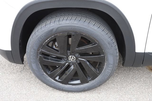 Used 2023 Volkswagen Atlas Cross Sport SE w/ Black Wheel Package AWD/4WD image 14