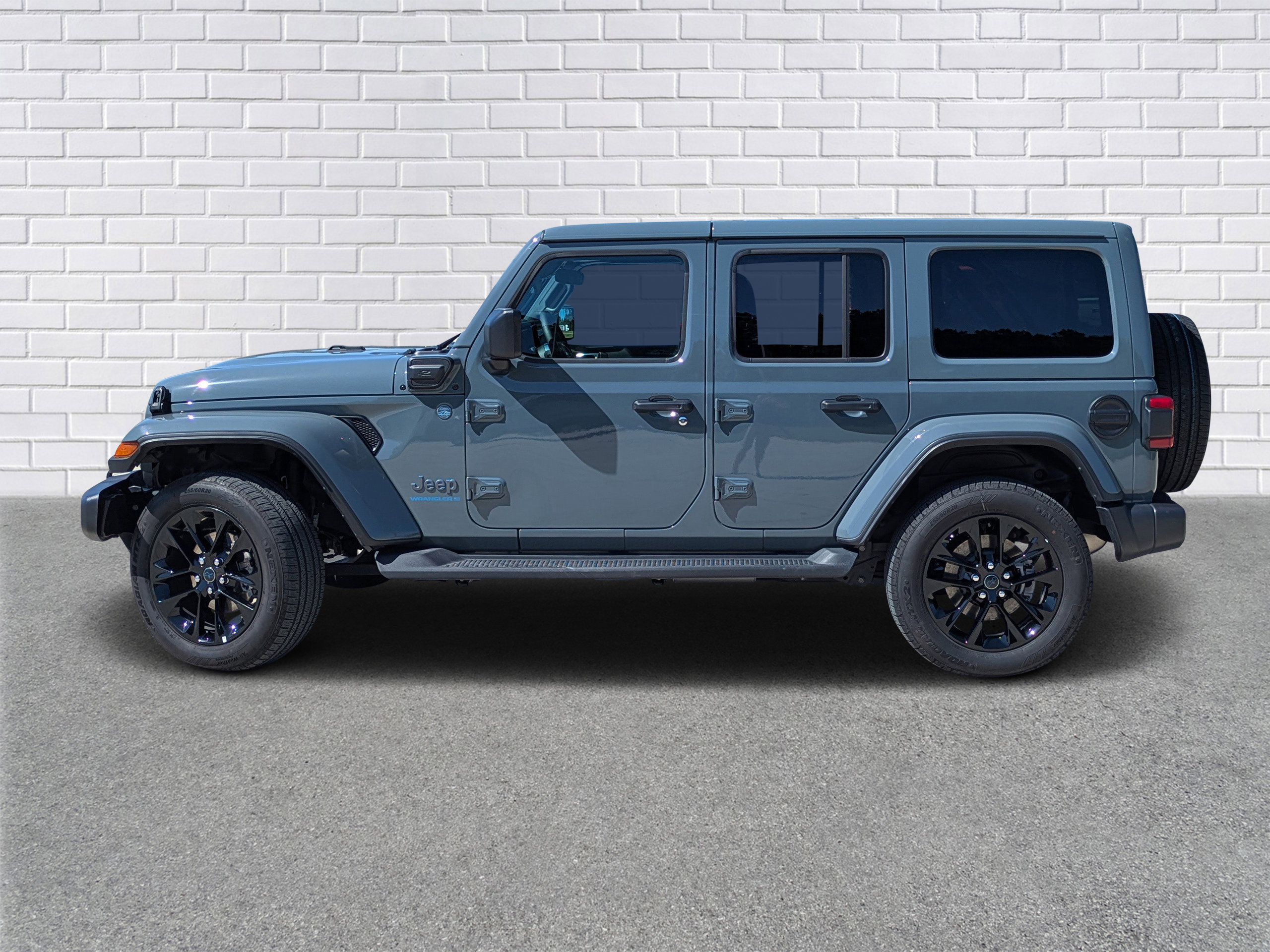 Used 2025 Jeep Wrangler Unlimited Sahara AWD/4WD image 2