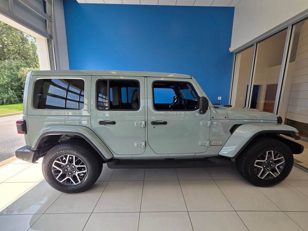 Used 2024 Jeep Wrangler Unlimited Sahara w/ Technology Group AWD/4WD image 5