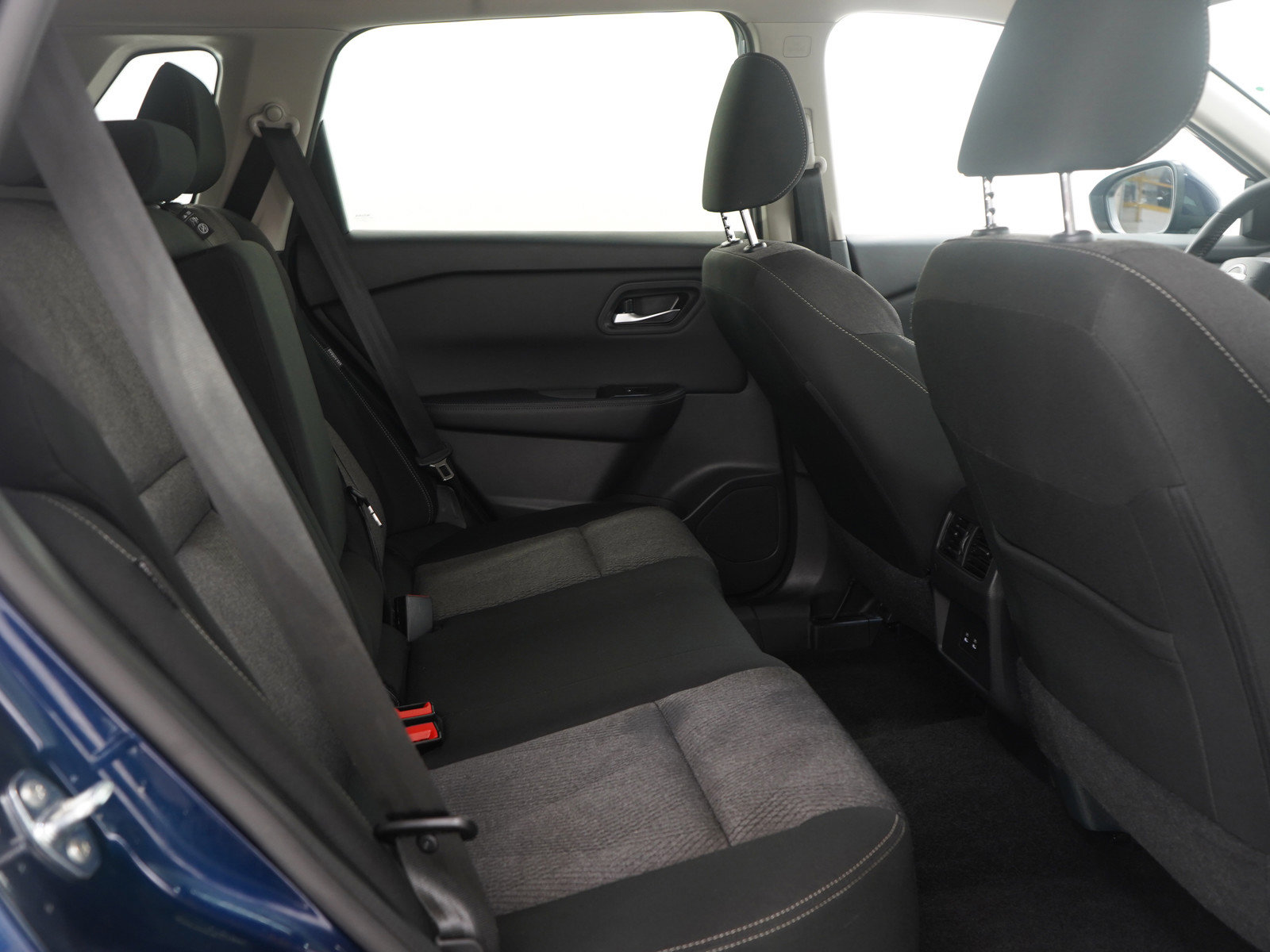 Used 2025 Nissan Rogue SV image 14