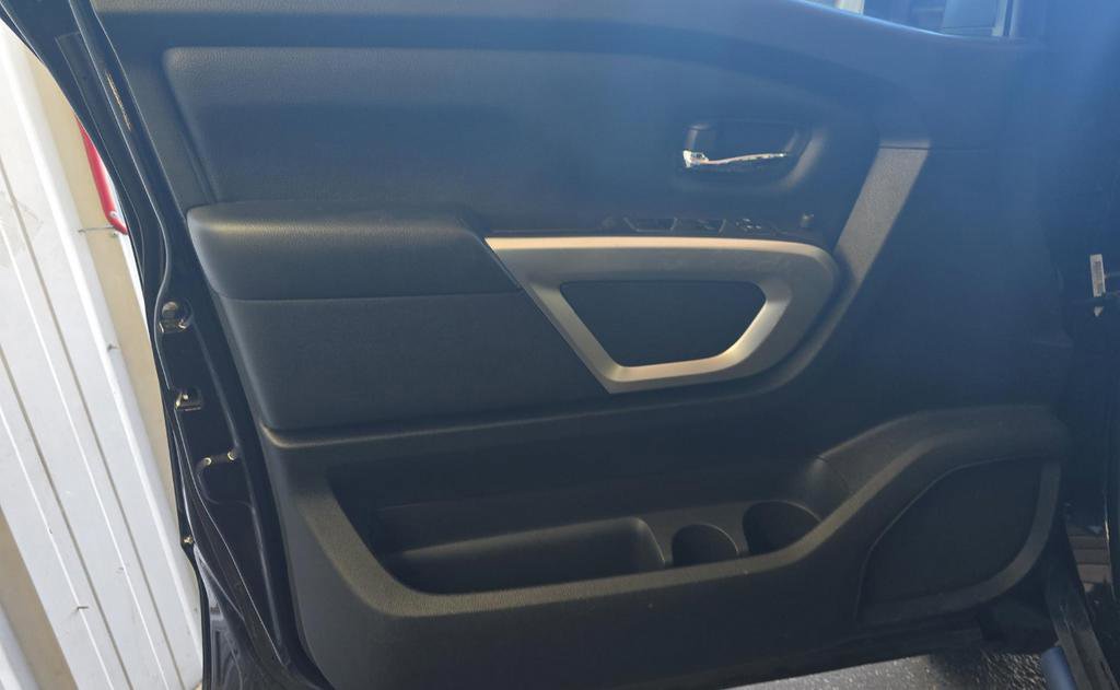 Used 2022 Nissan Titan SV w/ SV Convenience Package image 8